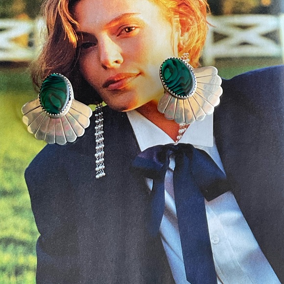 Elegant Silver Fan Earrings with Green Stone - Picture 1 of 6